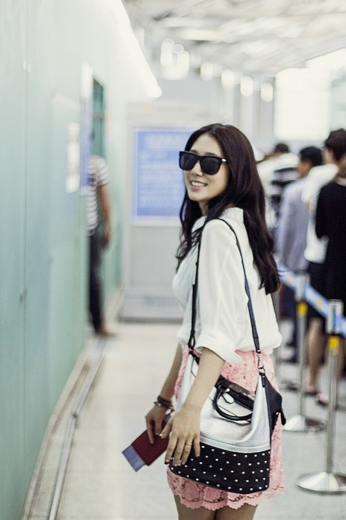 Kim Tae Hee, Park Shin Hye đẹp giản dị tại sân bay ảnh 10